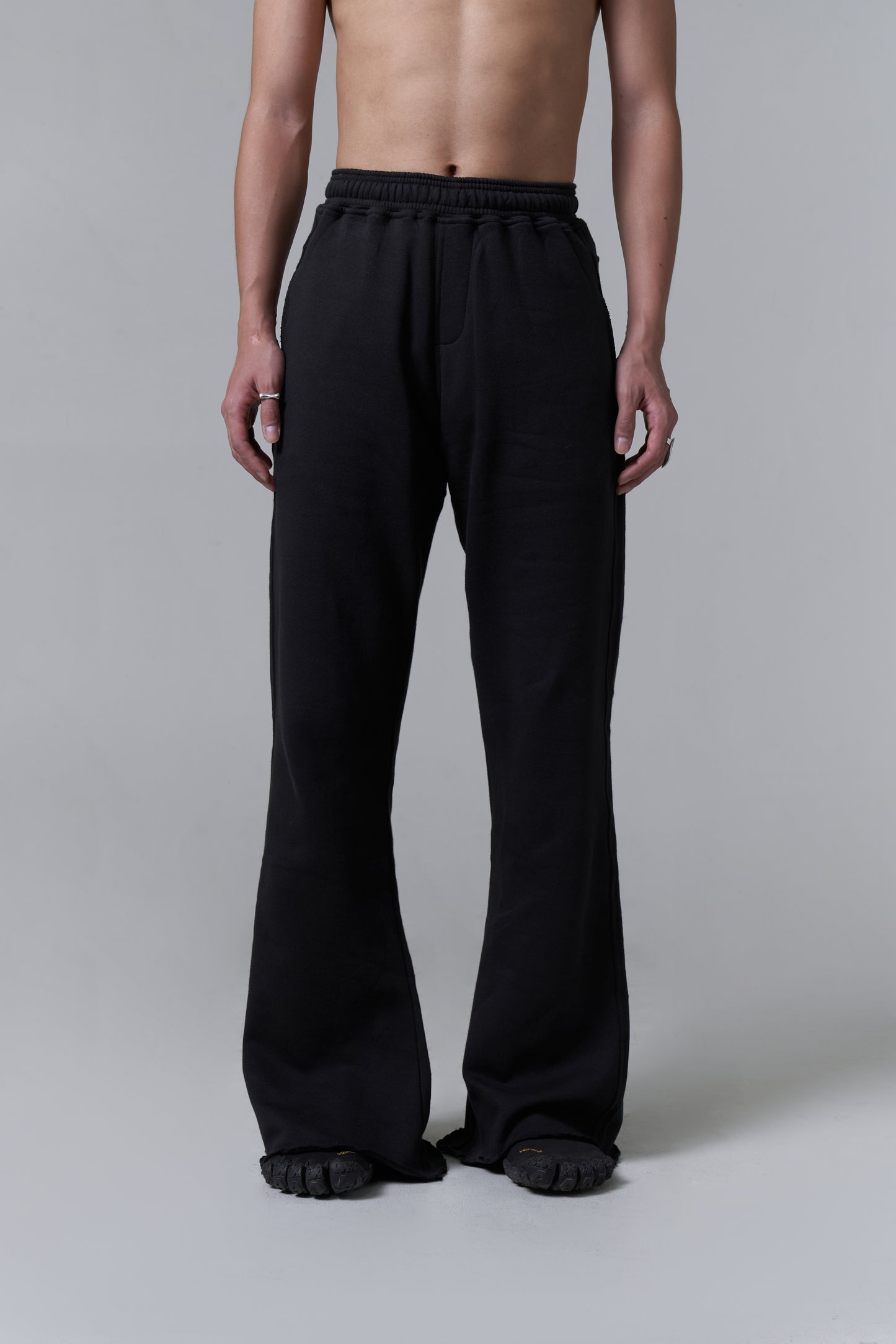 RUGGED FLARED SWEATS V2 - BLACK