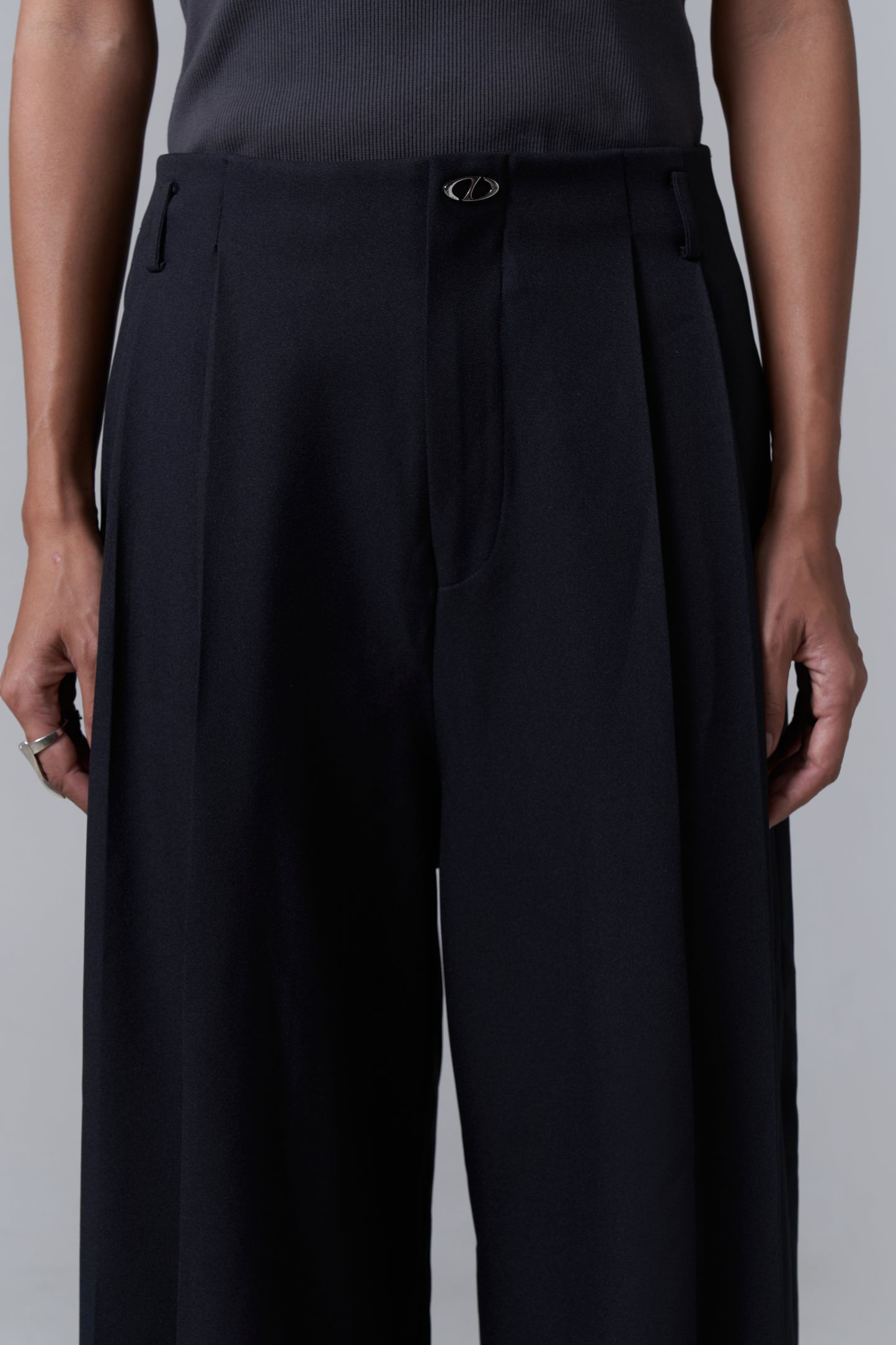 TAILORED PLEATED TROUSER V2