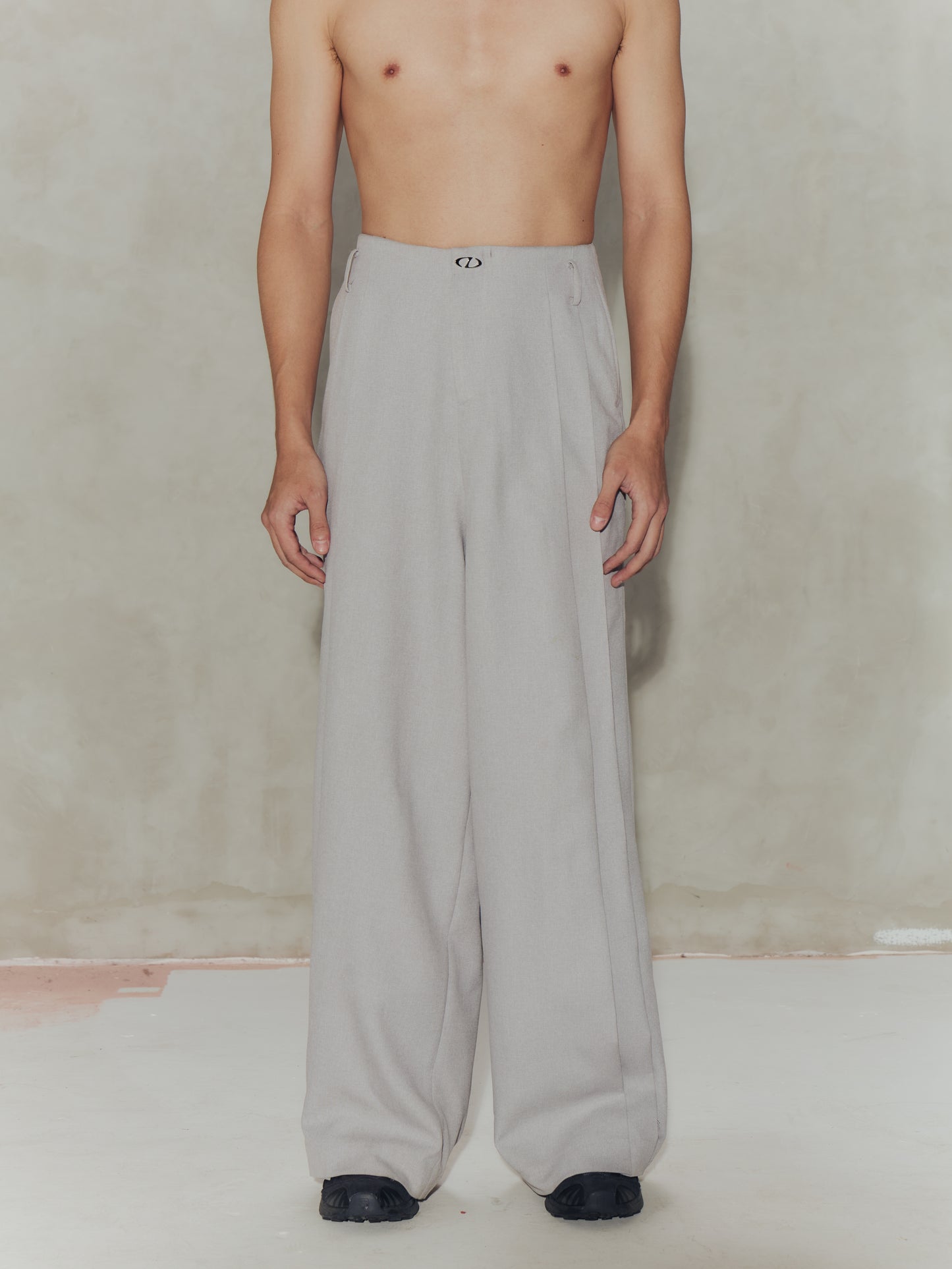 TAILORED PLEATED TROUSER V2 - GRAY