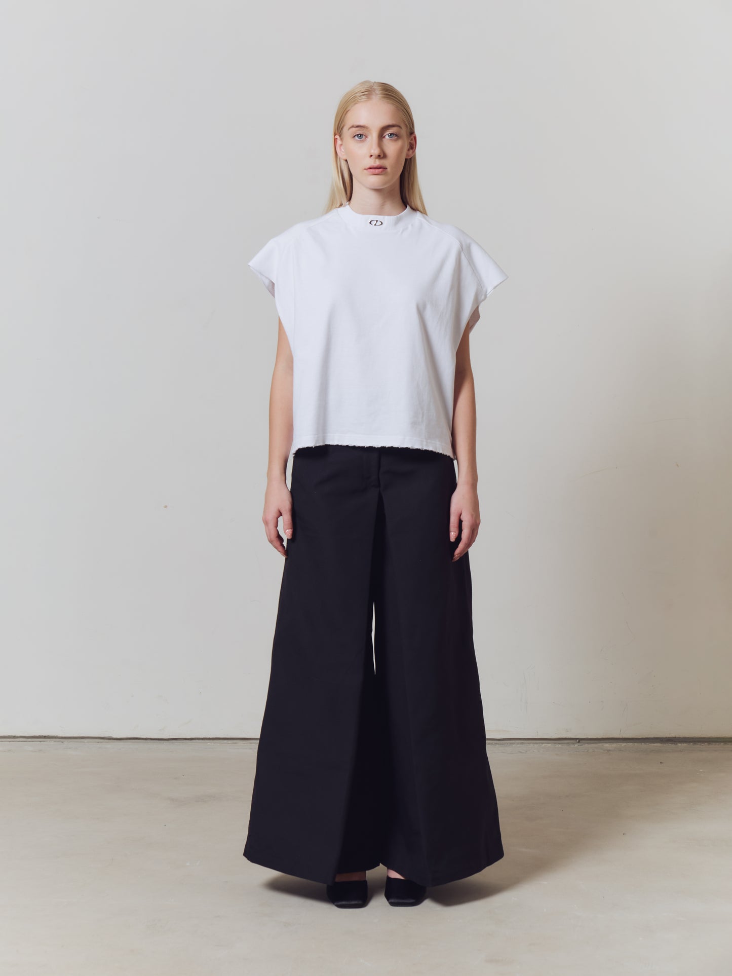 MUSCLE TANK V2 - WHITE