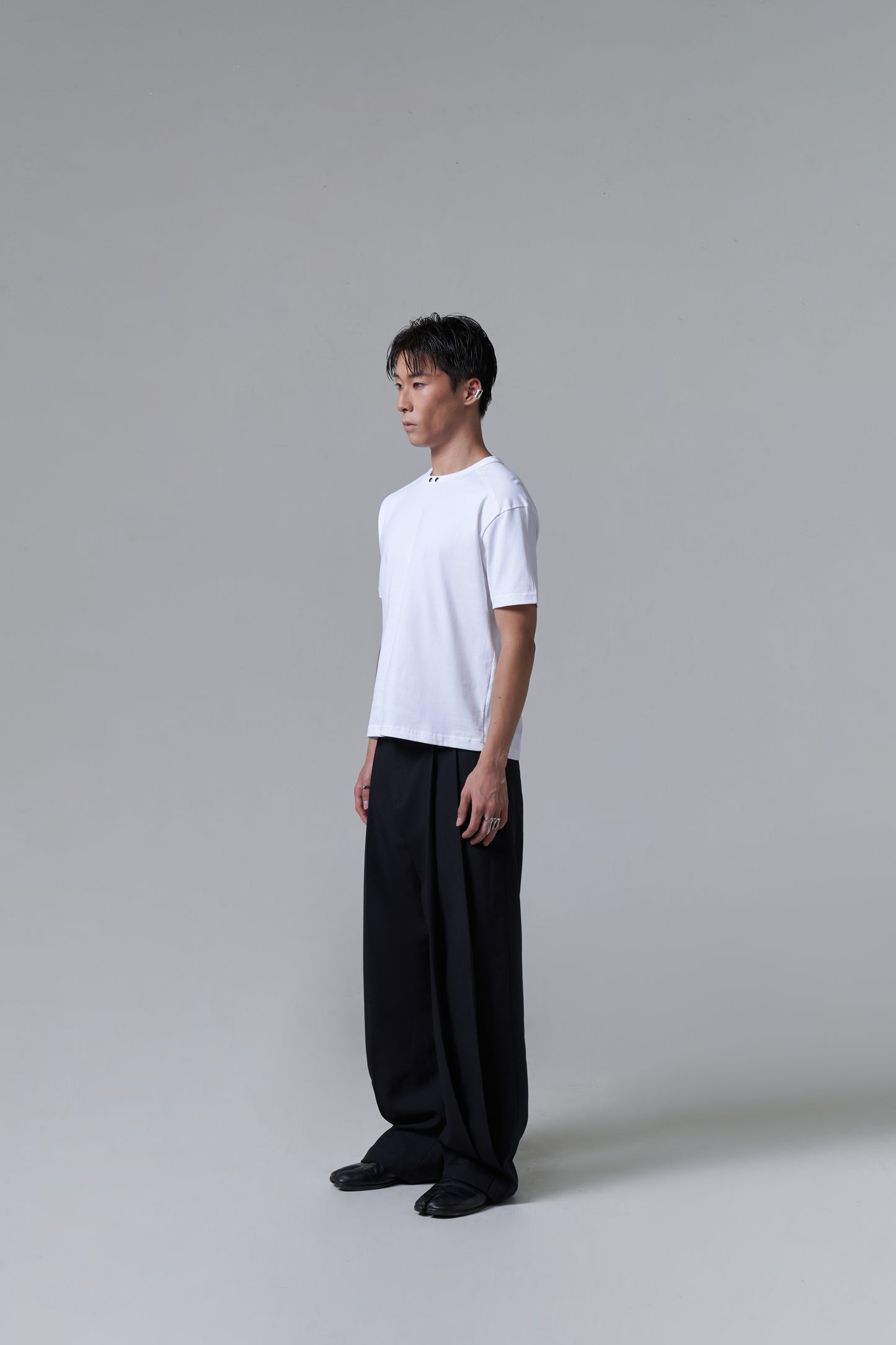 ACCESSORIZED SLIM TEE V2 - WHITE
